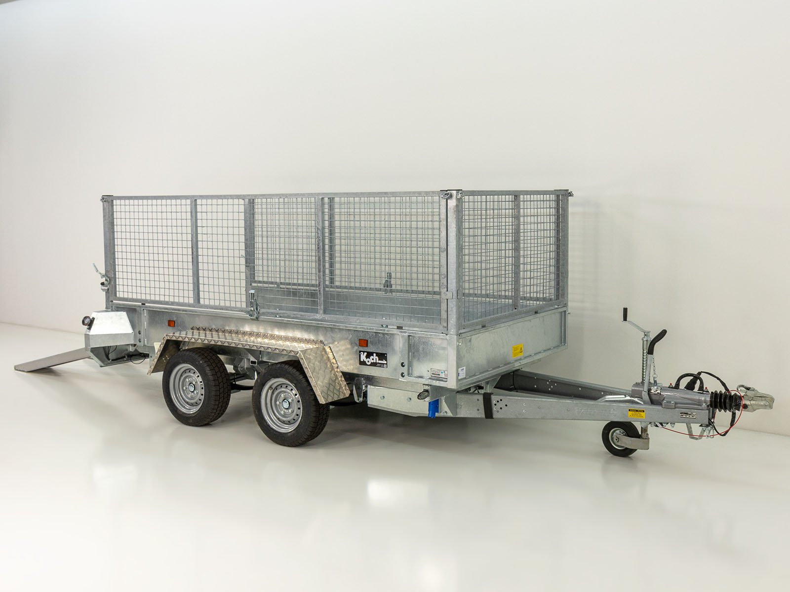 Variante basculante traseiro 150x300cm 3,5t | Bomba E | Grade 80 cm